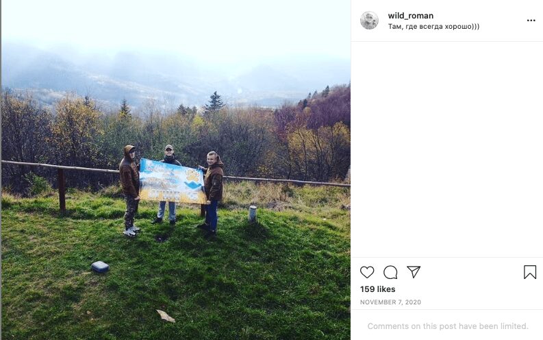 71 Screenshot of a November 2020 Instagram post by Roman Rusnyk. The photo shows Rusnyk (right) with two other men holding a banner bearing the symbol of the 15th Mountain-A